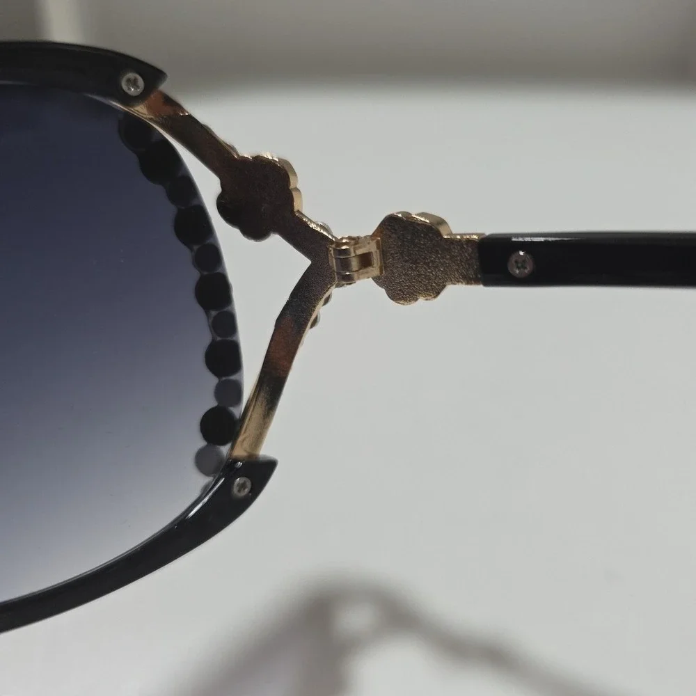 Oversized Black Rhinestone Sunglasses‎ with Gold Rose Side Detail – Glam Fashion